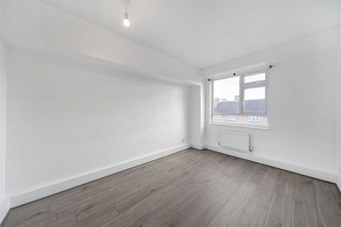 3 bedroom flat to rent, Desmond Street, London SE14