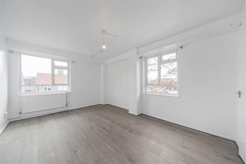 3 bedroom flat to rent, Desmond Street, London SE14