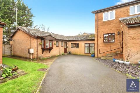 3 bedroom bungalow for sale, Highfield Court, Northamptonshire NN13