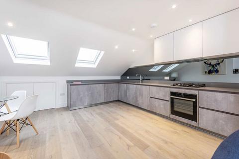 3 bedroom flat to rent, Weltje Road, London W6