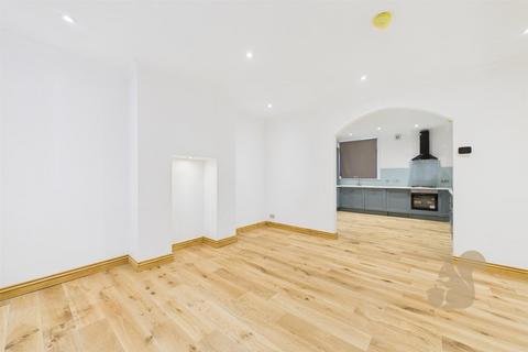 3 bedroom apartment to rent, Victoria Avenue, Southend-On-Sea SS2