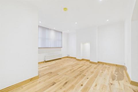 3 bedroom apartment to rent, Victoria Avenue, Southend-On-Sea SS2