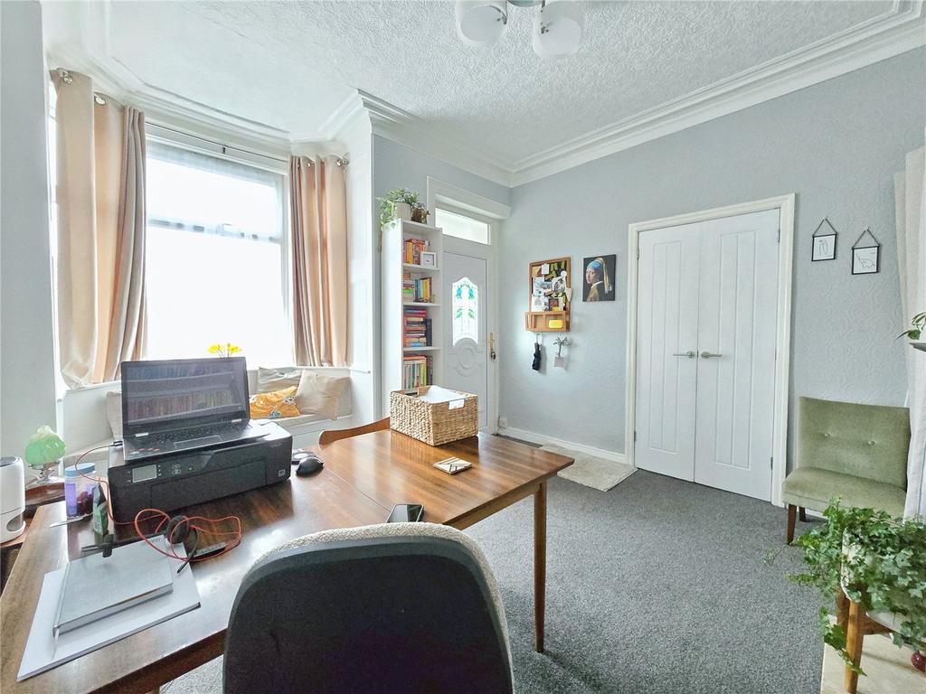Bay-Fronted Lounge