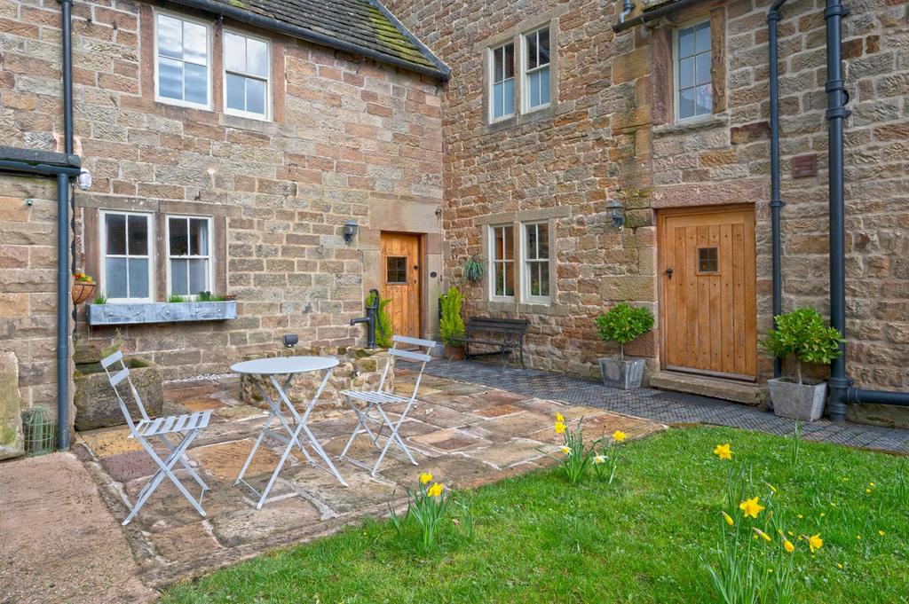 Courtyard Garden - dining and well.jpg