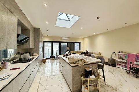 4 bedroom terraced house for sale, Middleton Gardens, Ilford, Essex