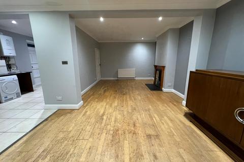 3 bedroom detached house to rent, Great West Road, ISLEWORTH TW7