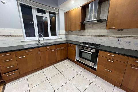 3 bedroom detached house to rent, Great West Road, ISLEWORTH TW7