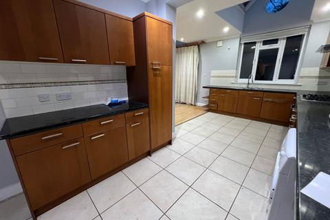 3 bedroom detached house to rent, Great West Road, ISLEWORTH TW7
