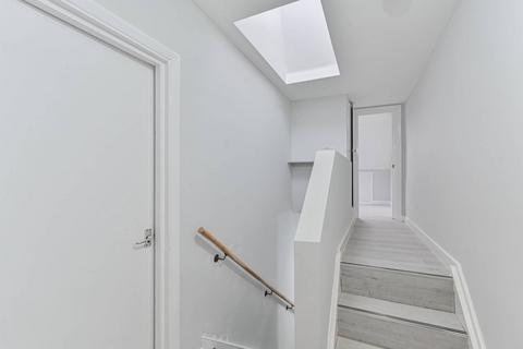 1 bedroom flat to rent, Gilbey Road, Tooting Broadway, London, SW17