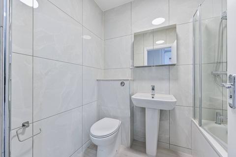 2 bedroom flat to rent, Gilbey Road, Tooting Broadway, London, SW17