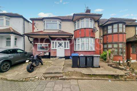 Studio to rent, Dudden Hill Lane, London, NW10
