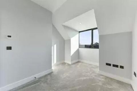 3 bedroom flat for sale, Cowdrey Road, London SW19