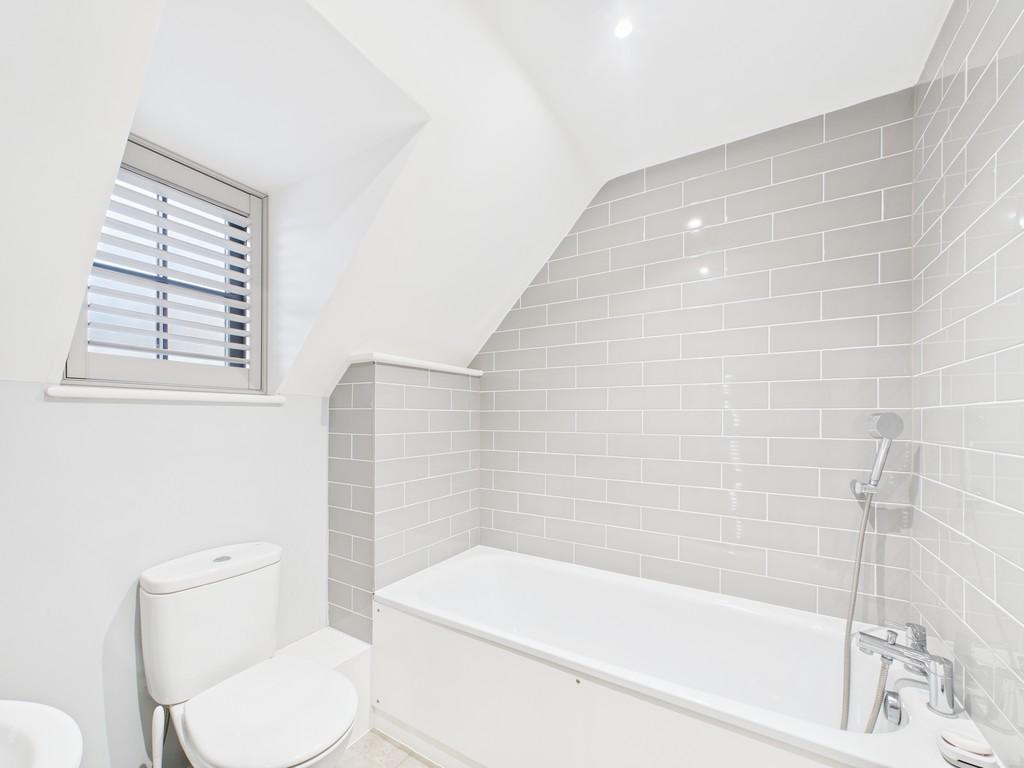 10 Oaks Court Thorpeness IP16 4 FF Family Bathroom