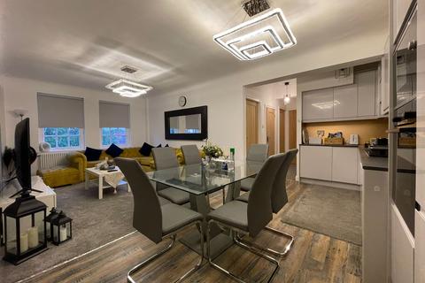 3 bedroom flat to rent, 145 Fulham Road, London SW3