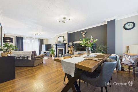 4 bedroom detached house for sale, Holly Road, Uttoxeter