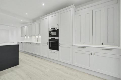 4 bedroom terraced house for sale, Station Road, Radlett WD7