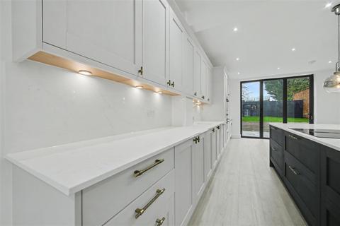 4 bedroom terraced house for sale, Station Road, Radlett WD7