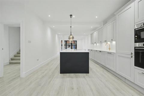 4 bedroom terraced house for sale, Station Road, Radlett WD7