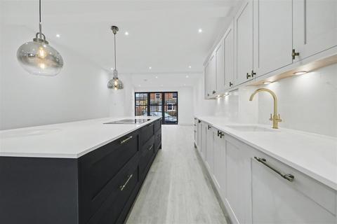 4 bedroom terraced house for sale, Station Road, Radlett WD7