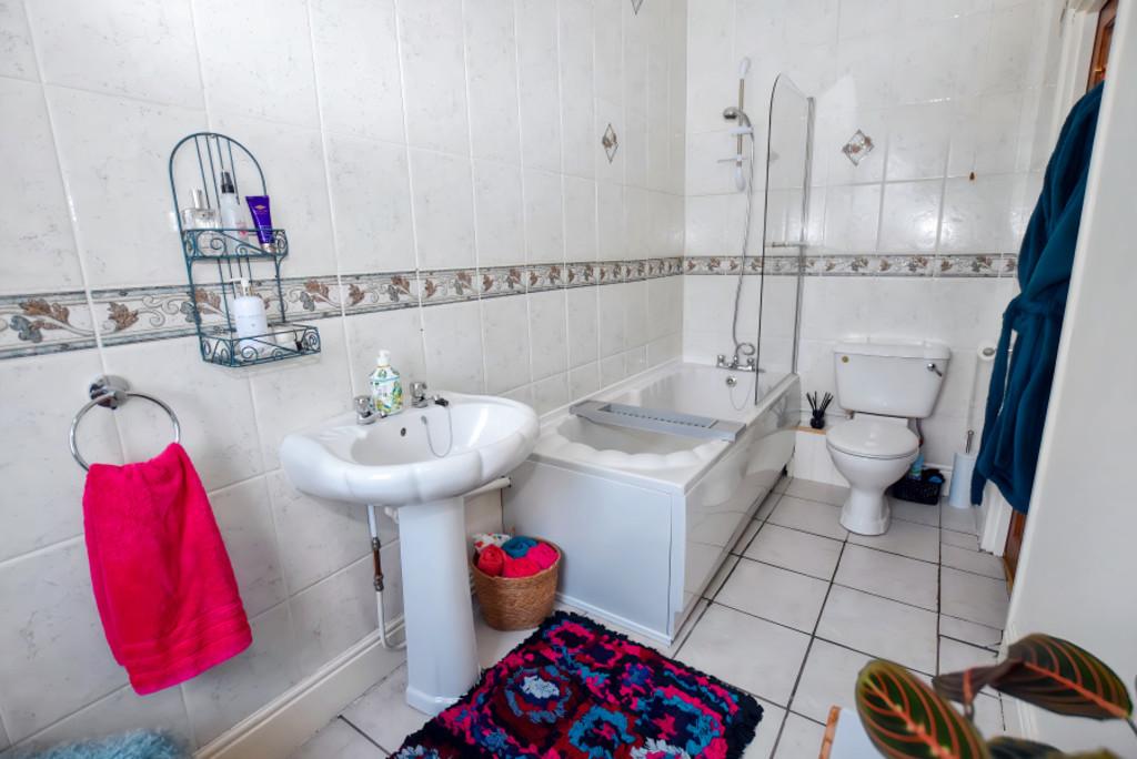 Bathroom 2b
