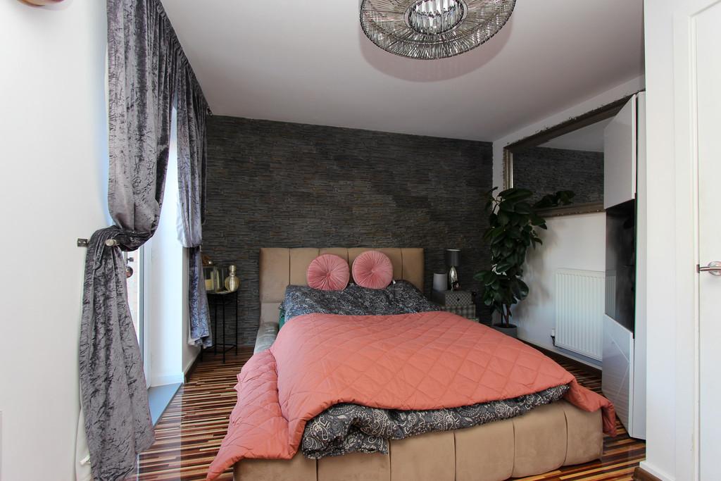 Lounge/Bedroom Five