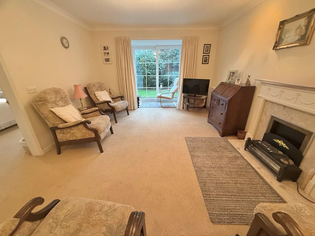 17 Barton Court Lounge1