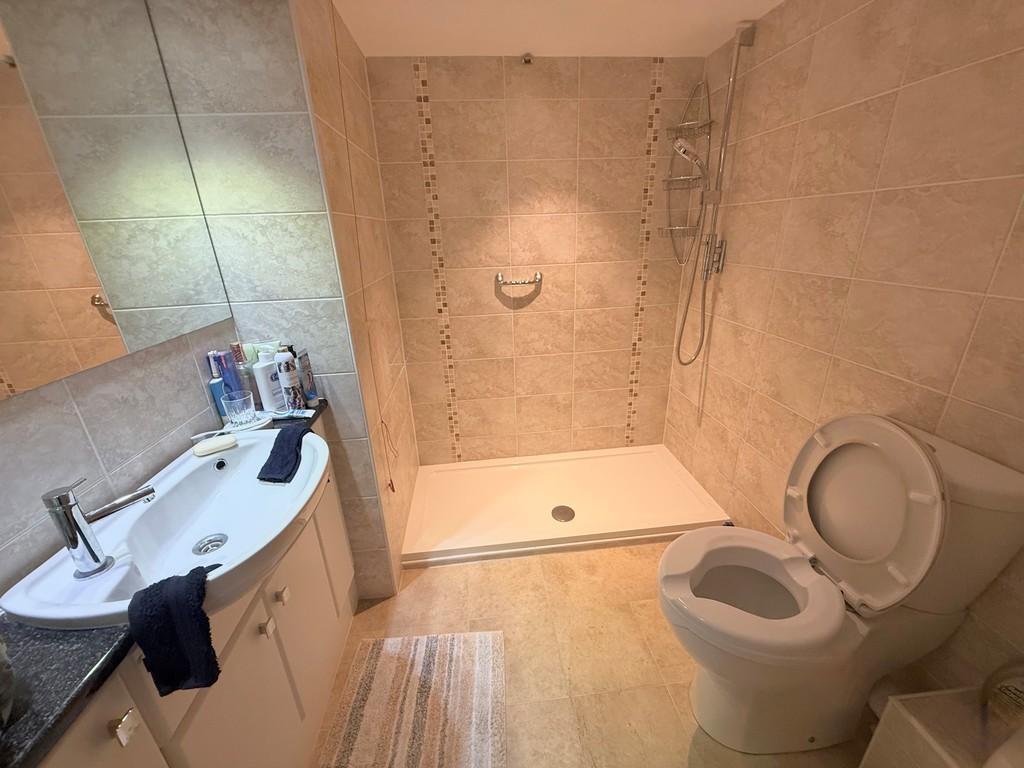 17 Barton Court En Suite