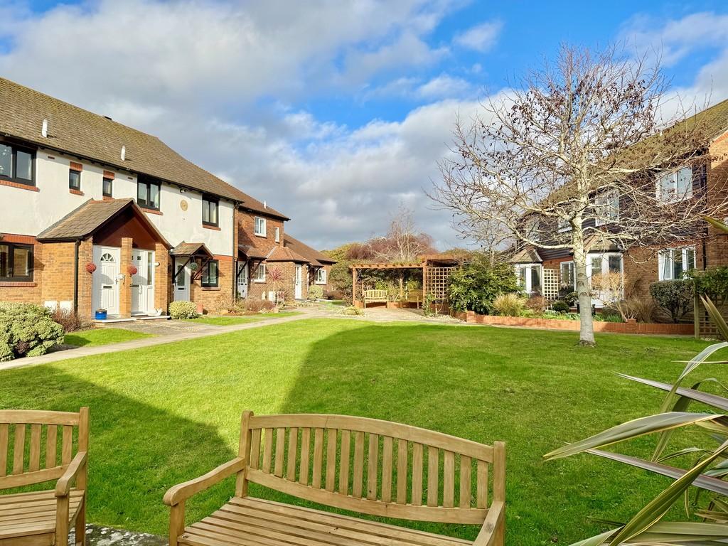 17 Barton Court gardens