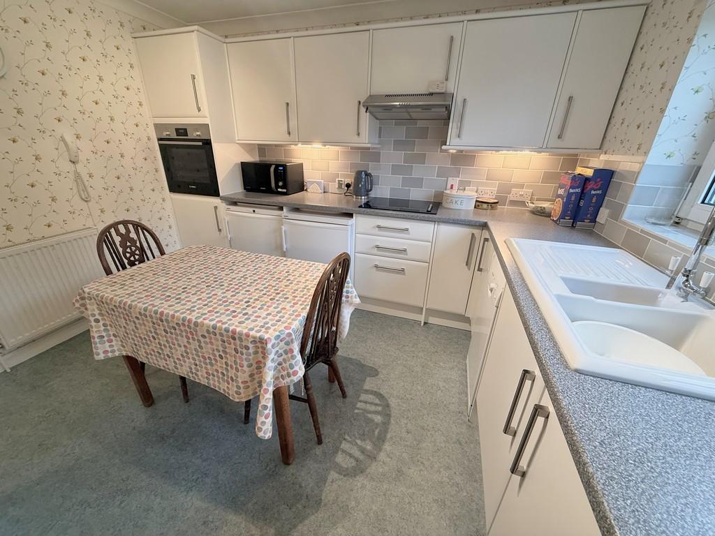 17 Barton Court Kitchen 2