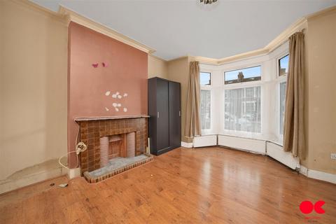 3 bedroom end of terrace house for sale, St. Albans Road, Seven Kings IG3