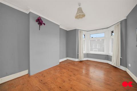 3 bedroom end of terrace house for sale, St. Albans Road, Seven Kings IG3