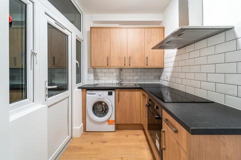 Studio to rent, Woodlands Park Road, Turnpike Lane, London