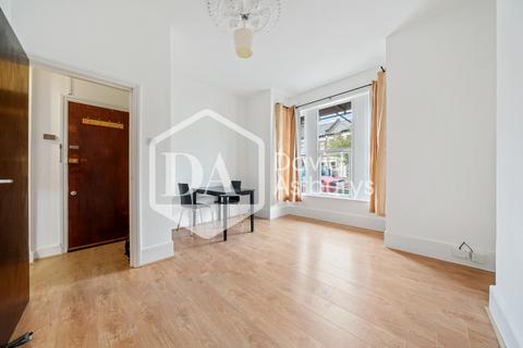 2 bedroom apartment to rent, Park Avenue, Palmers Green, London