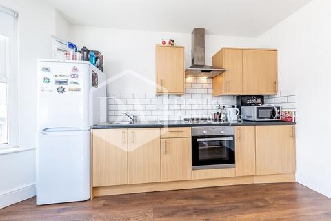 2 bedroom apartment to rent, Park Avenue, Palmers Green, London