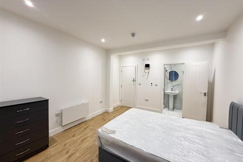 1 bedroom in a house share to rent, Somerset Road, Southall