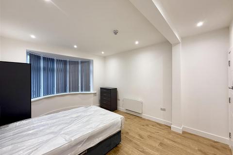 1 bedroom in a house share to rent, Somerset Road, Southall