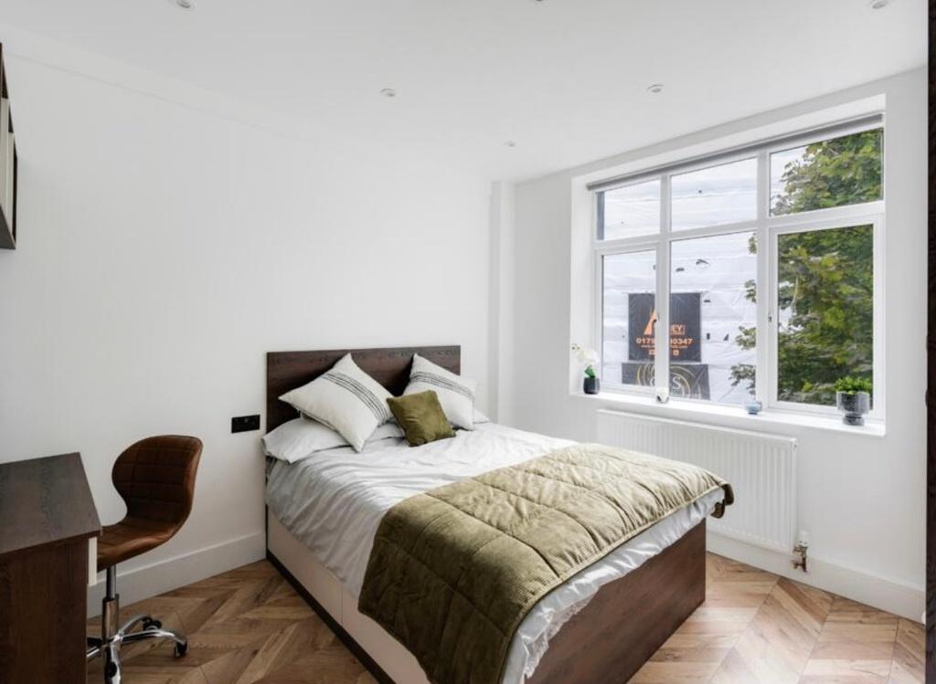 Bright, modern double bedroom with a comfortabl...