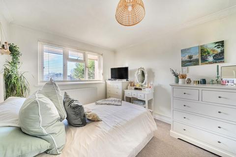 2 bedroom flat for sale, Stoms Path, London, SE6 3QJ
