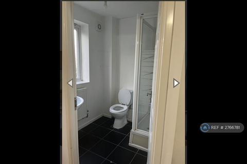 4 bedroom terraced house to rent, Larch Gardens, Wolverhampton, WV14