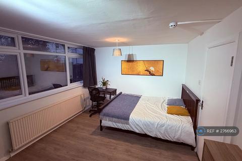 1 bedroom in a house share to rent, Roxeth Hill, London, HA2