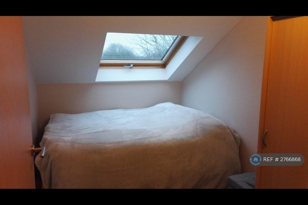 Second Smaller Bedroom (Double Bed)