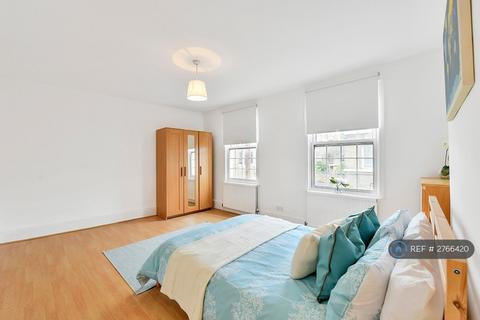 1 bedroom in a flat share to rent, Sail Court, London, E14