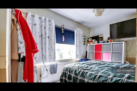 3 bedroom semi-detached house to rent, Walbrook Close, Nottingham, NG8