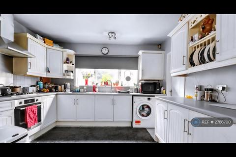 3 bedroom semi-detached house to rent, Walbrook Close, Nottingham, NG8
