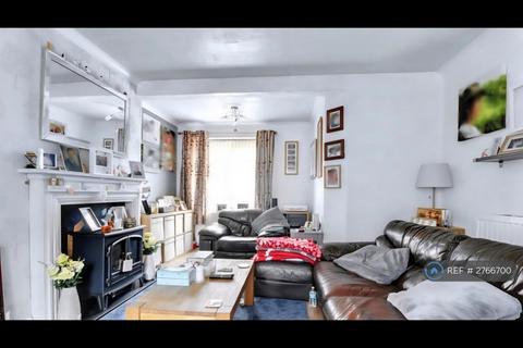 3 bedroom semi-detached house to rent, Walbrook Close, Nottingham, NG8