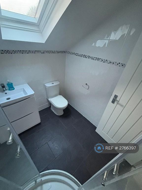 Bathroom 1 Left