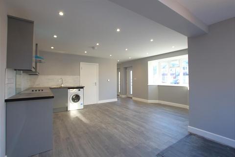 2 bedroom detached house to rent, West Way, Heston TW5