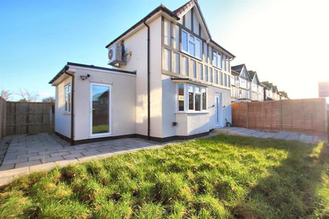 2 bedroom detached house to rent, West Way, Heston TW5
