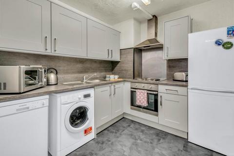 2 bedroom flat to rent, Falcon Road, London, SW11