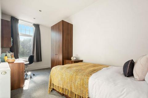 2 bedroom flat to rent, Falcon Road, London, SW11